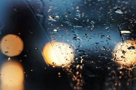下雨的夜从焦点灯期间下雨的夜晚照片