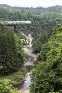 只见铁路线，只见河在夏季在福岛县
