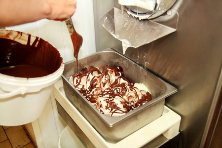 用冰冻冰淇淋把巧克力倒入托盘中.美丽的甜点, 甜的照片