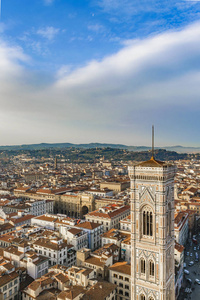 以钟楼建筑为主题的佛罗伦萨城市空中景观观