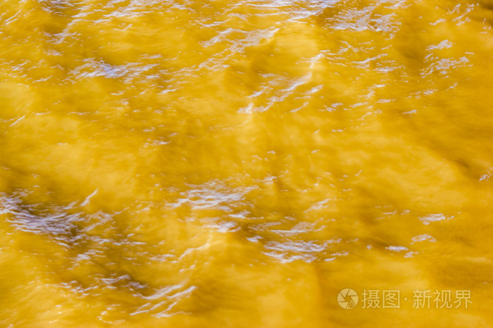 黄色的脏水