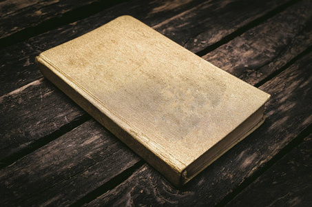 封闭的金书上的老木桌背景.编写器表照片