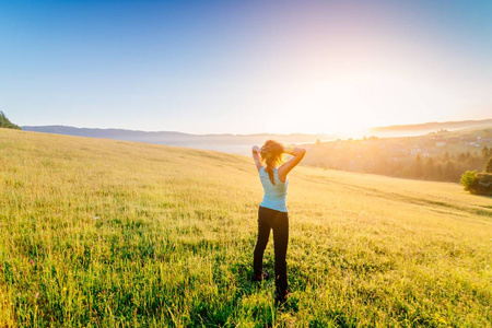 女性在阳光明媚的早晨享受生活照片