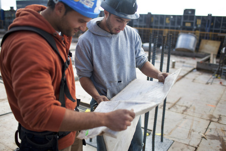 在工地上工作的施工队伍照片