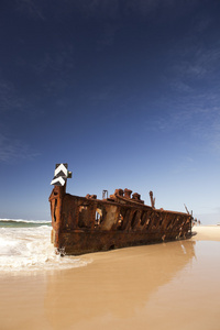 生锈沉船上热带海滩马希诺，弗雷泽岛，昆士兰州，澳大利亚