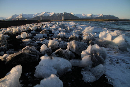 钻石海滩 jokulsarlon 冰岛. 在冰岛东南部的 jokulsarlon 海滩 钻石海滩 有黑色沙滩的冰岩石和冰山