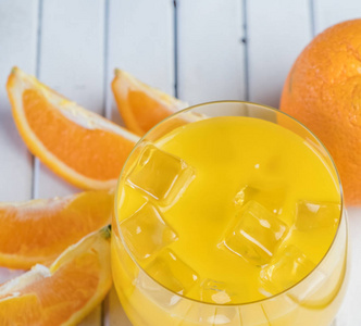 木桌上的冷鲜橙汁和水果