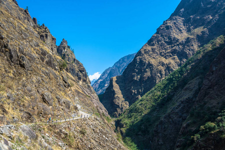 美丽的山风景与深峡谷在春天天, 喜马拉雅山, 尼泊尔