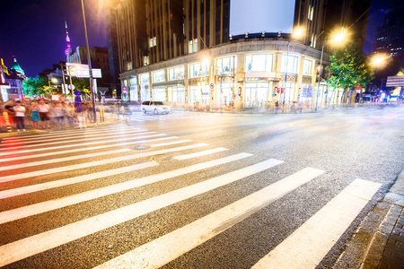 晚上在现代城市拥挤道路斑马线与体育馆