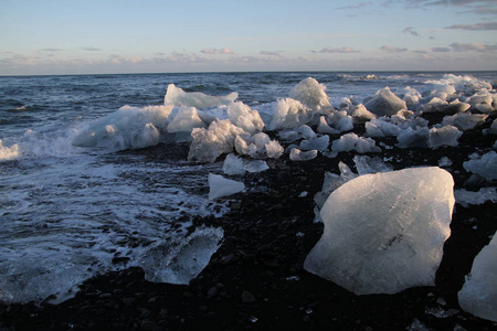 钻石海滩 jokulsarlon 冰岛. 在冰岛东南部的 jokulsarlon 海滩 钻石海滩 有黑色沙滩的冰岩石和冰山