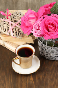 美丽的粉红色玫瑰特写木制桌上花瓶里