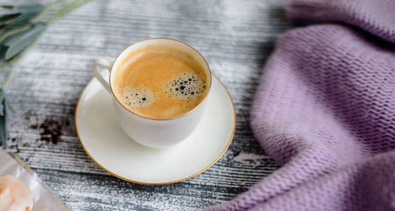 杯热咖啡在乡间木桌上, 特写照片保暖毛衣, 冬晨概念, 顶部景观