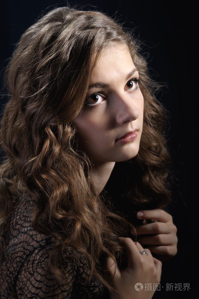 长着长卷发的女孩