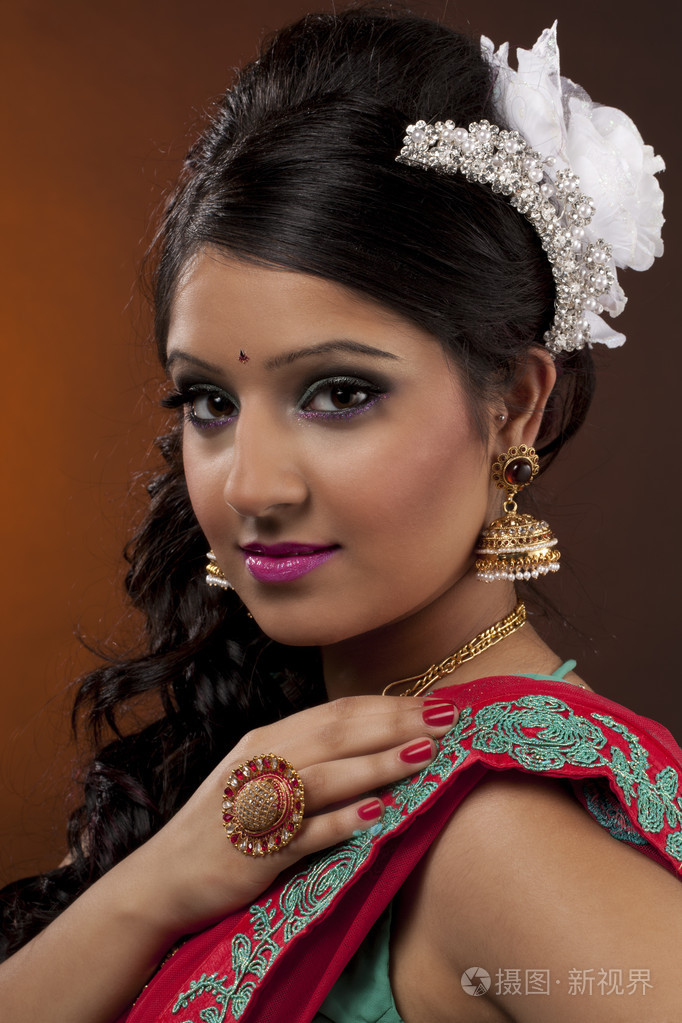 在印度传统服装的漂亮女人