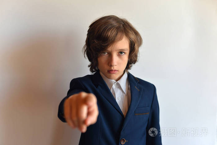 一个年轻男子的肖像与伸出的手西装.青少年显示手指向前