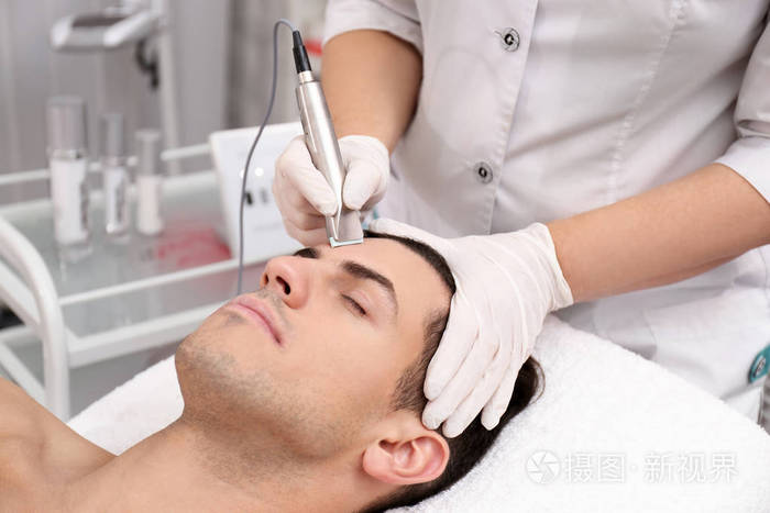 接受微电流治疗的男子
