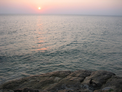 在海洋上的日落。印度