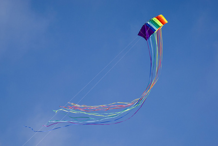 五颜六色的风筝在天空中图片