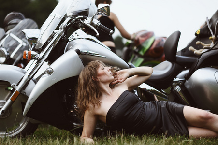 有吸引力的年轻女孩和摩托车