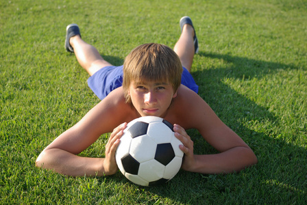 一个小男孩与一个足球球
