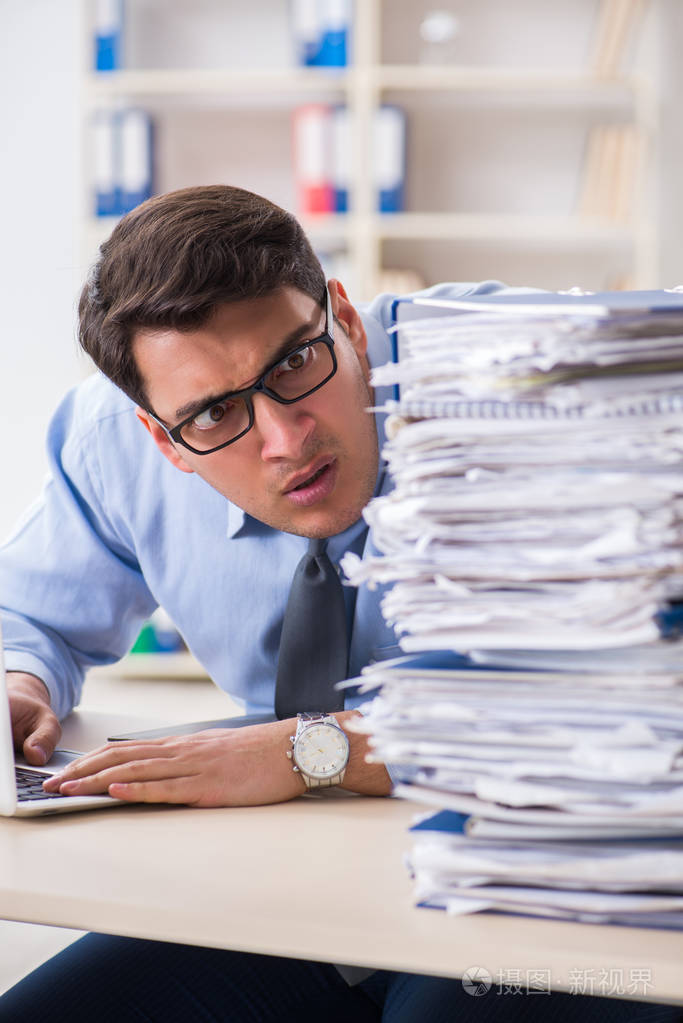 非常繁忙的商人在办公室工作