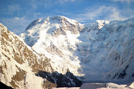 吉尔吉斯坦波贝达峰值 jengish chokusu 达 7439 米