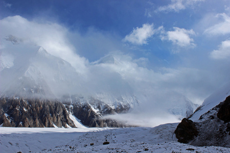 吉尔吉斯斯坦Khan Tengri7010米。