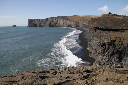 在冰岛, Dyrhlaey, Reynisfjara 海滩的黑色沙滩。海洋海滩上的岩石和悬崖。冰岛南海岸的一个热门景点