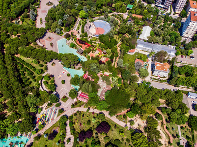 空中无人机视图卡第魁 Goztepe 自由花园公园在伊斯坦布尔Ozgurluk 帕金森症。市容