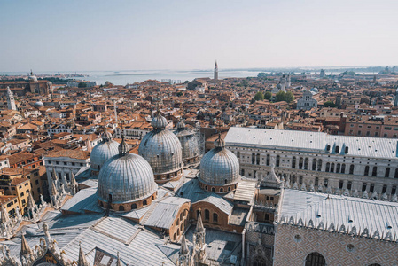 从圣马克大教堂和古建筑的上方圆顶看威尼斯风景