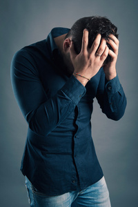 绝望的男人图片