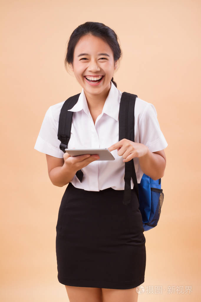 亚洲泰国大学女学生;教育肖像快乐微笑的大学女学生背着背包, 手捧