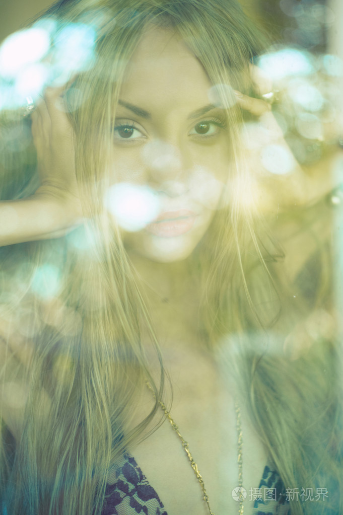 透过玻璃的美丽女人