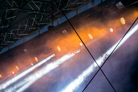 街头演唱会现场, 彩色聚光灯透过舞台烟雾闪耀照片