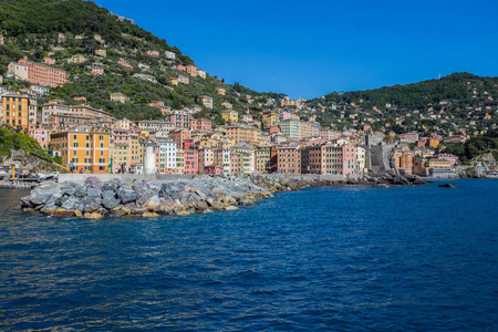 眼见滨海港口，船只和典型色彩缤纷的房子。旅游目的地 ligury，意大利，欧洲