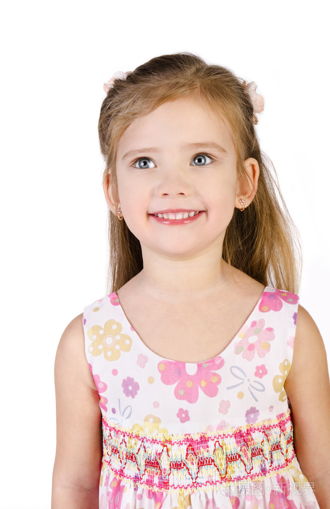 穿公主裙的可爱微笑小女孩的肖像