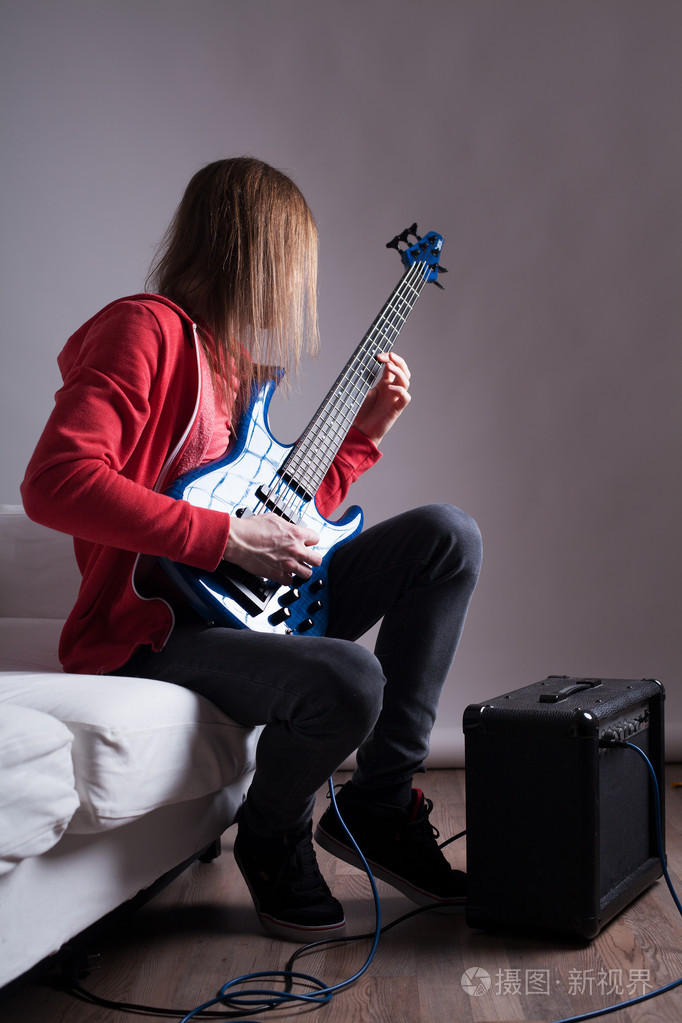年轻吉他手弹吉他