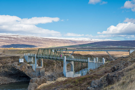 冰岛 Skjalfandafljot 瀑布 Godafoss 附近的旧桥穿越河流