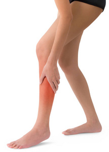 妇女拿着她美丽健康的长腿与按摩胫骨和小腿在疼痛区域与红色突出显示, 孤立的白色背景
