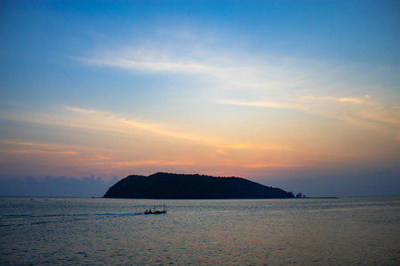 日落后的一个岛屿在海在 Phaghan Koh 泰国