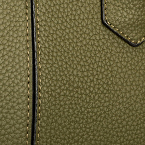 两个交叉链接的硬绿色皮肤的纹理与一个整洁的黑色针脚和阀门手柄右侧