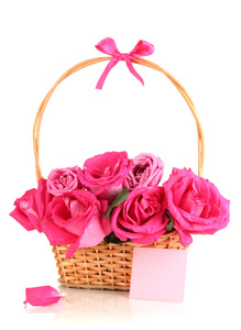 美丽的粉红色玫瑰在篮子上白色隔离