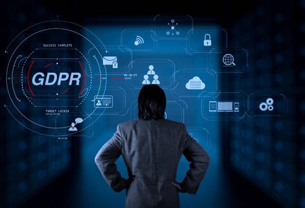 Gdpr. 具有网络安全和隐私虚拟图的数据保护规则. 在服务器机房工作的商人