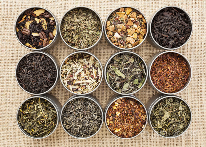 绿色白色黑色和草药茶