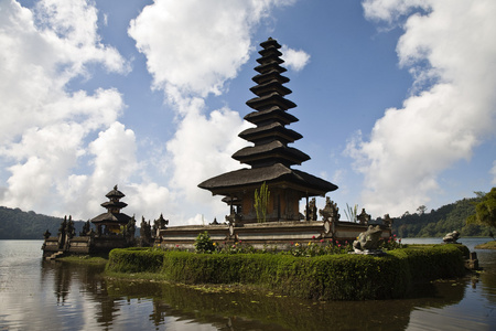 印度教佛教寺庙乌兰努火山在印尼峇里岛
