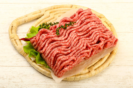 生牛肉肉用百里香和辣椒