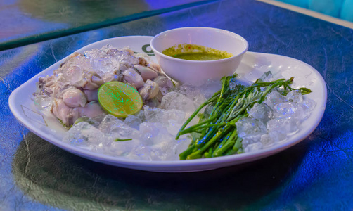白盘子里有酱油和蔬菜的新鲜牡蛎