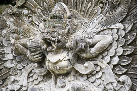 在巴厘岛的一座寺庙传统石雕