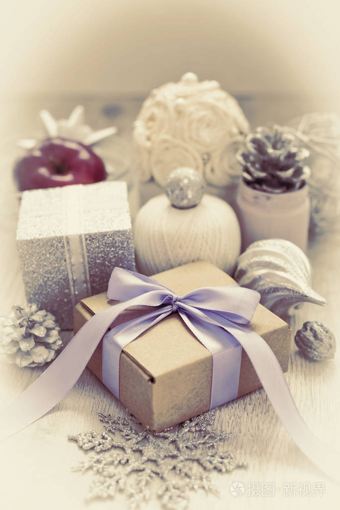 超现实主义圣诞作文与礼品盒与缎带弓材料装饰圣诞玩具颠簸.