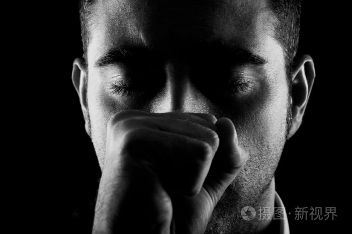 拳头和闭着眼睛的男人